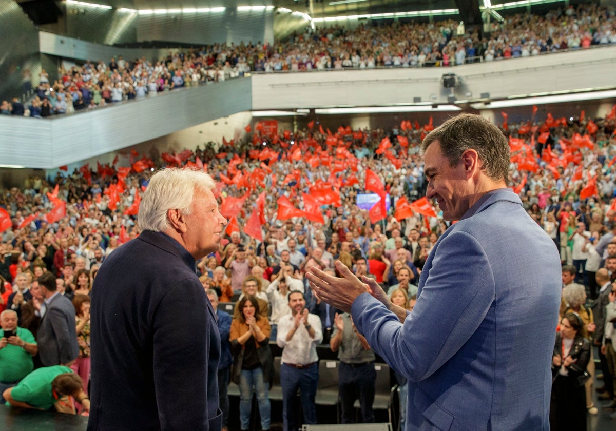 Pedro Sánchez y Felipe González en la celebración del 40 aniversario de la llegada del PSOE al poder