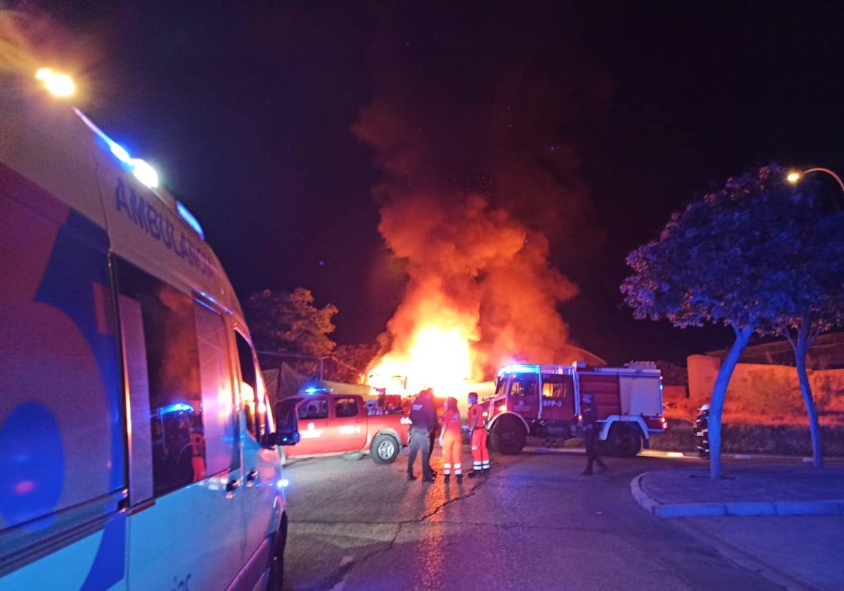 Los bomberos, en el lugar del incendio