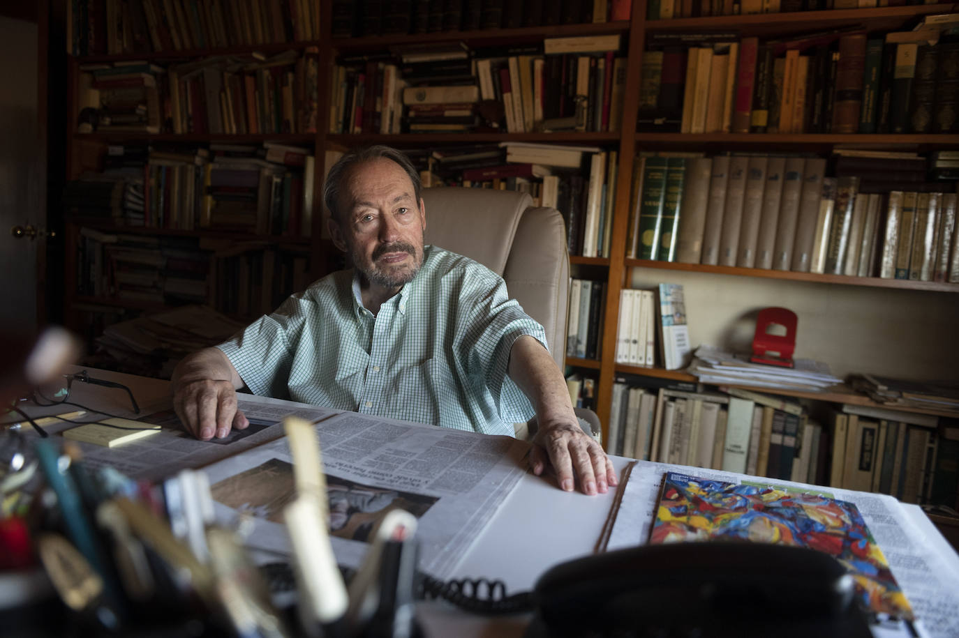 Gregorio Morán, en su casa de Barcelona tras atender a ABC