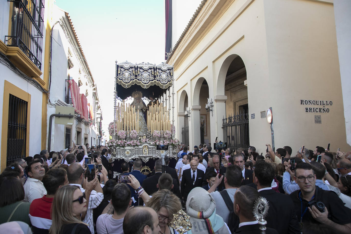 Fotos: la pletórica procesión extraordinaria de la Virgen de los Desamparados en Córdoba
