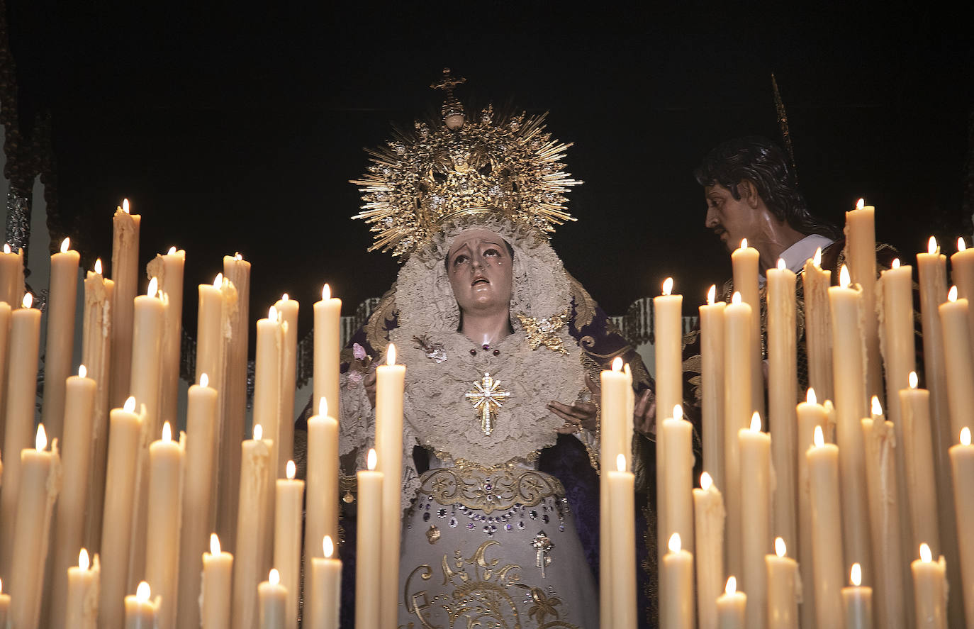Fotos: la pletórica procesión extraordinaria de la Virgen de los Desamparados en Córdoba