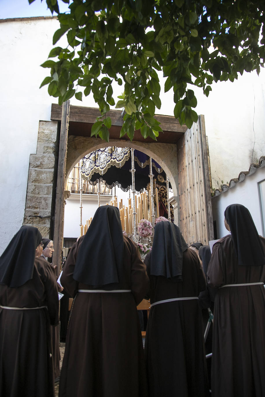 Fotos: la pletórica procesión extraordinaria de la Virgen de los Desamparados en Córdoba