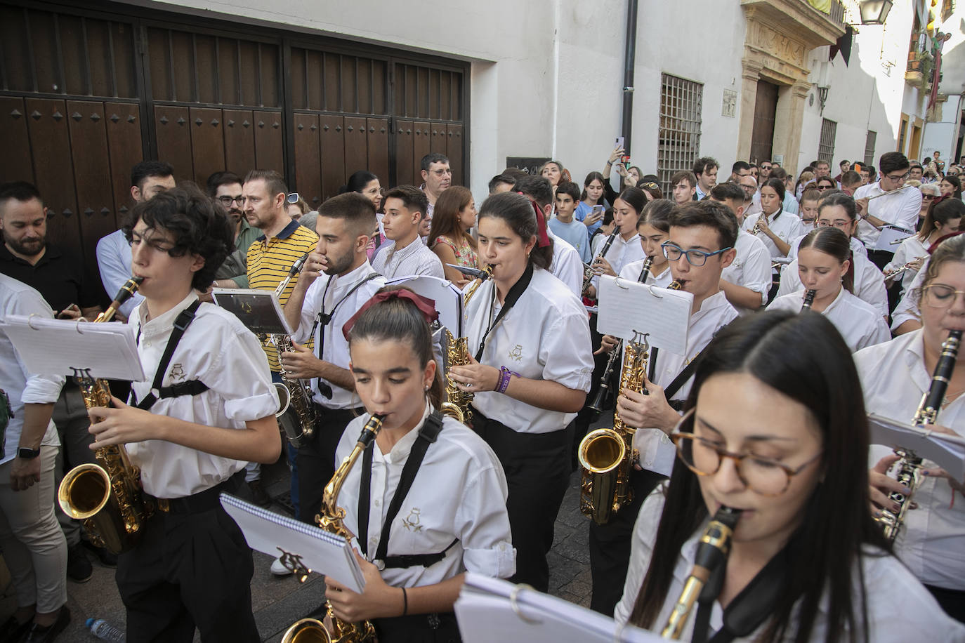 Fotos: la pletórica procesión extraordinaria de la Virgen de los Desamparados en Córdoba