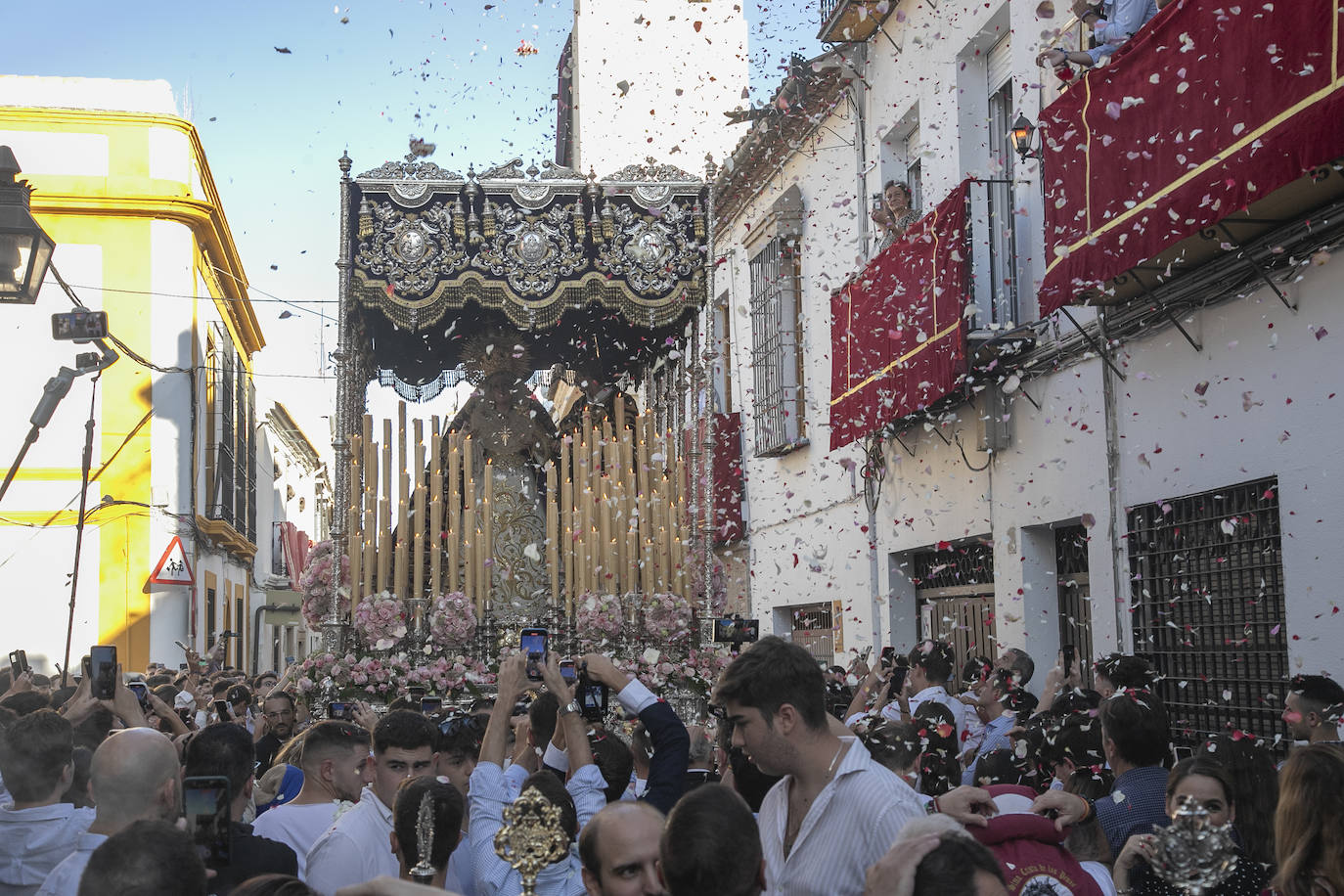 Fotos: la pletórica procesión extraordinaria de la Virgen de los Desamparados en Córdoba