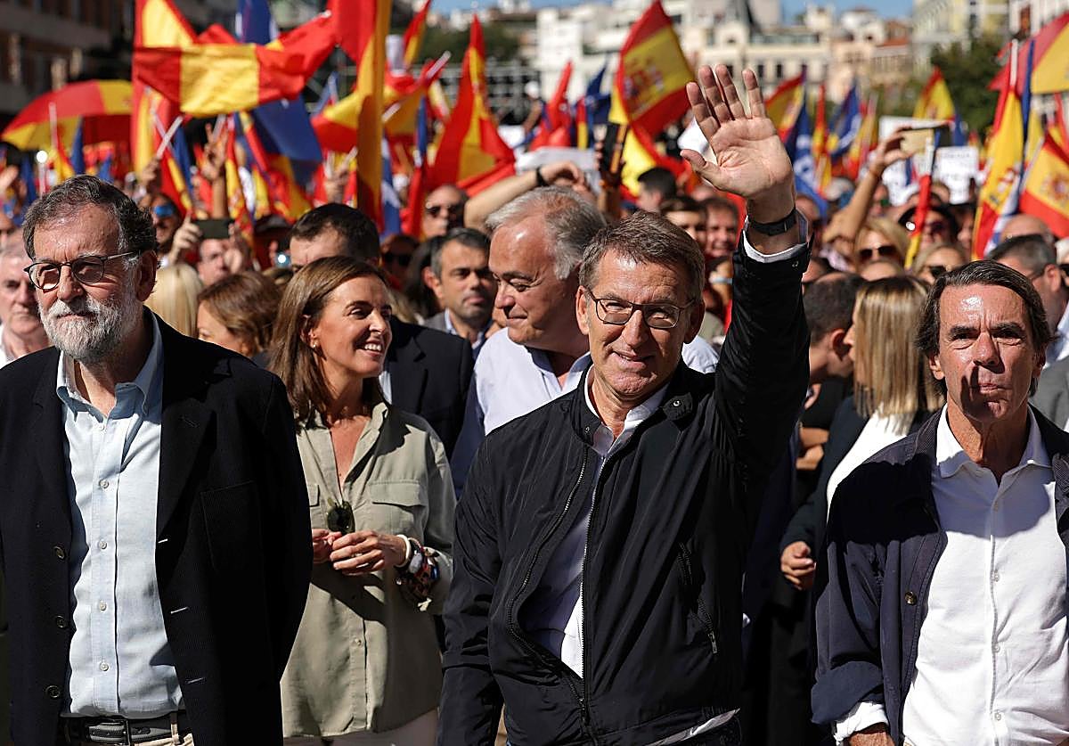 El PP lanza un grito multitudinario contra la amnistía y critica la «indignidad» de Sánchez