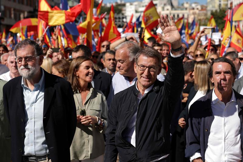 Feijóo, arropado por la plana mayor del PP y cargos históricas, a su llegada a la concentración