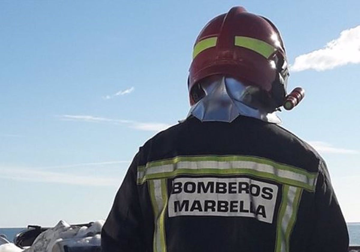 Bomberos de Marbella ha acudido a sofocar el incendio
