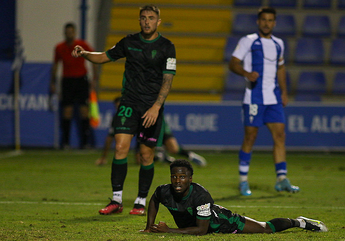 Antonio Casas y Diarra durante una acción del partido en El Collao