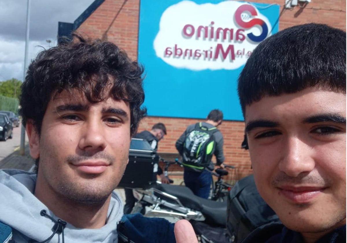 Iván y Luis Manuel posan en el centro Camino de la Miranda de Palencia, donde consiguieron entrar tras hacer cola durante la madrugada