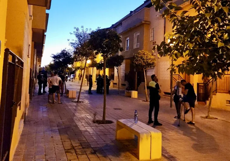 Agentes de la Policía Local con vecinos en la calle donde se produjo la explosión química.