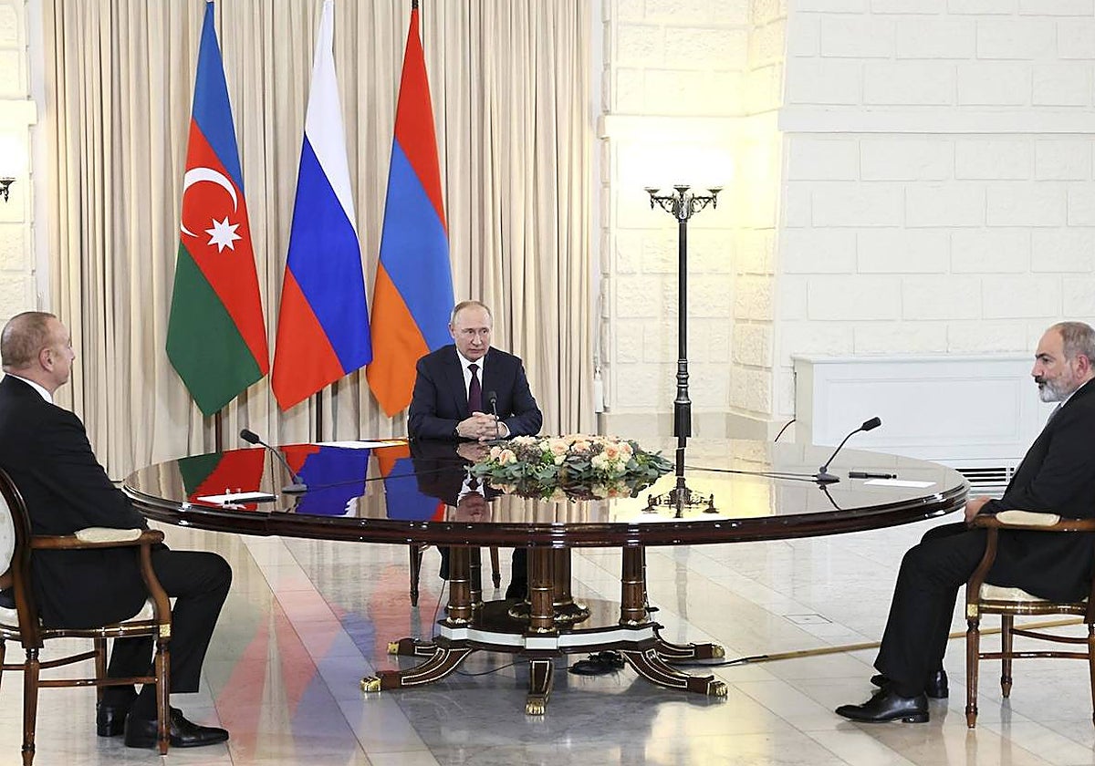 Ilham Aliyev y Nikol Pashinyan en una reunión con Vladimir Putin de anfitrión en una imagen de archivo