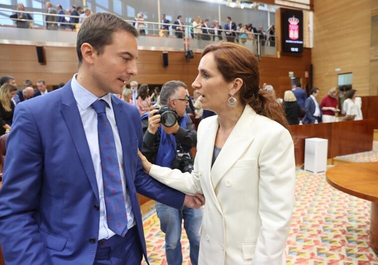 El portavoz del PSOE en la Asamblea de Madrid, Juan Lobato, junto a la líder de Más Madrid, Mónica García, durante el primer pleno de la legislatura