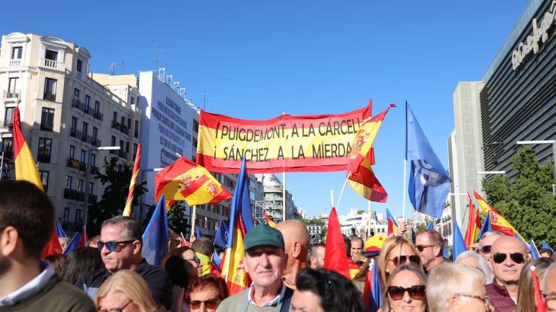 Una hora antes de las 12 horas centenares de personas se agolpaban en la plaza de Felipe II