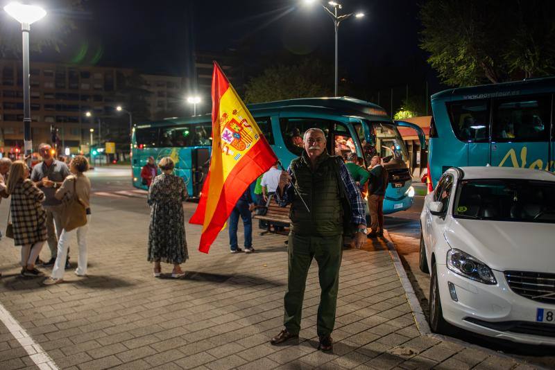 Uno de los asistentes a la concentración que han viajado desde Albacete. Muchos de los manifestantes han acudido a la cita de la Plaza de Felipe II convocada por el PP con banderas españolas