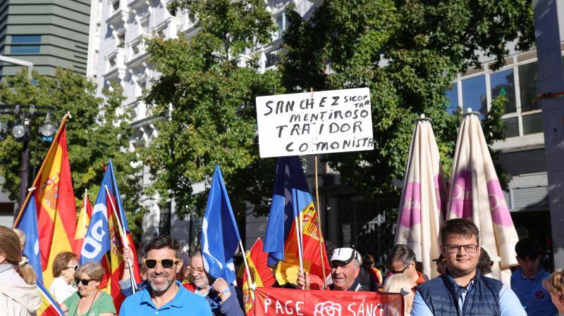 En la cita se han visto múltiples pancartas, además de centenares de banderas de España y también muchas del PP