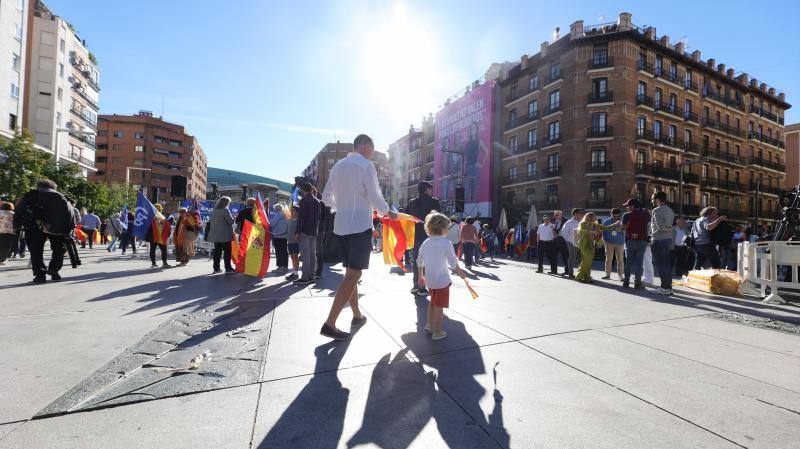 En Madrid, la gente ha llegado al lugar de la cita ya mucho antes del mediodía, que era la hora de inicio de la concentración organizada por el PP