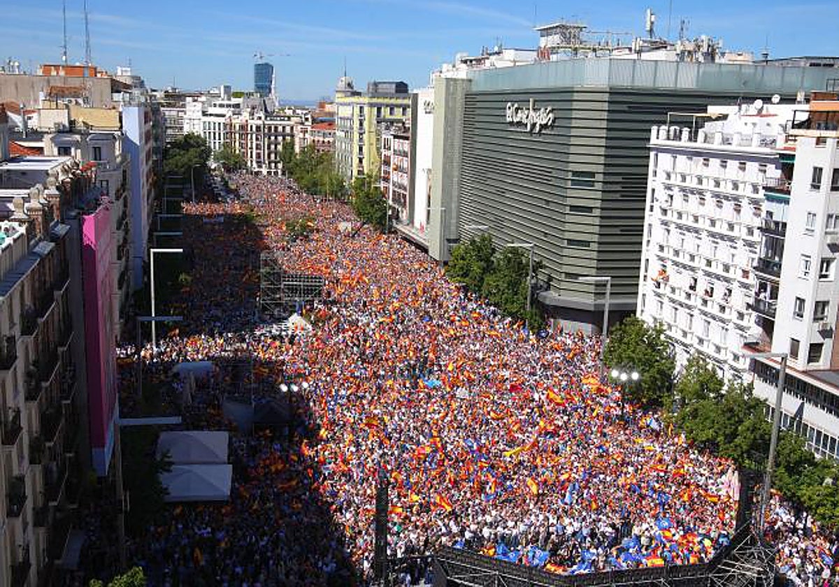 Vista general de la plaza de Felipe II, durante el acto del PP en defensa de la igualdad de todos los españoles