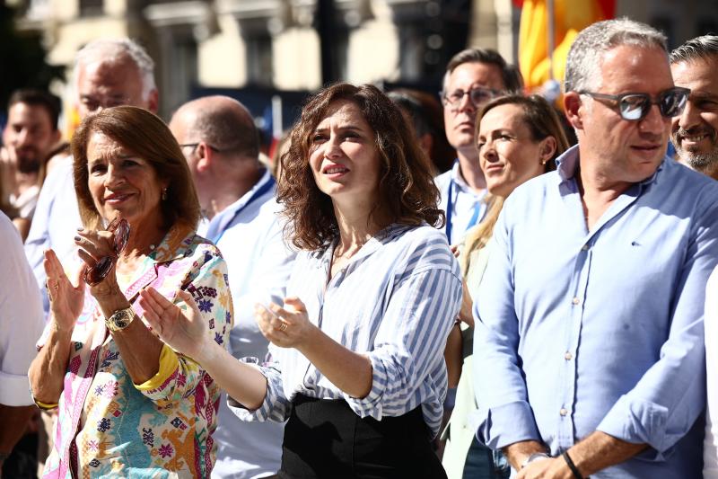 Isabel Díaz Ayuso, en el centro de la imagen, junto a Ana Botella, esposa de José María Aznar, durante el acto