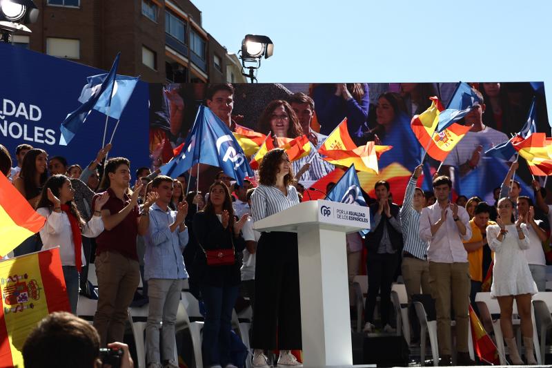 Ayuso, la única líder territorial de los populares que ha salido a hablar, ha asegurado desde el escenario que los españoles «ya no tragan más» con independentismo y ha criticado que Sánchez «premie a traidores»