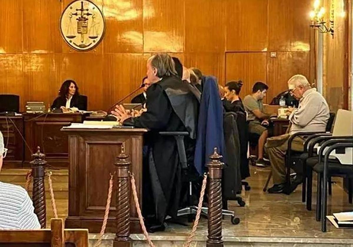 A la derecha, Pablo Rigo durante el juicio