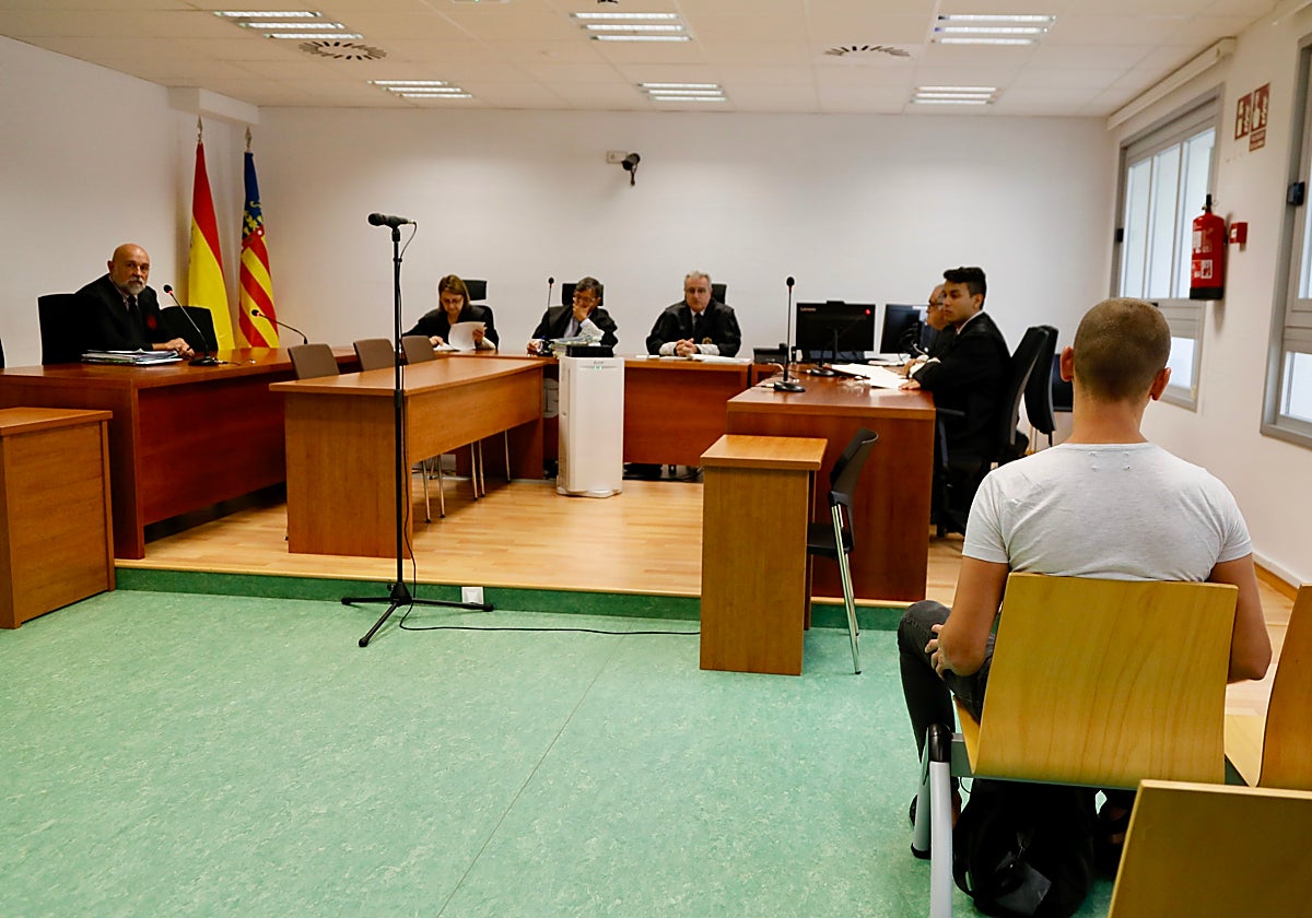 El condenado por intento de secuestro, este lunes en la Audiencia Provincial de Alicante.