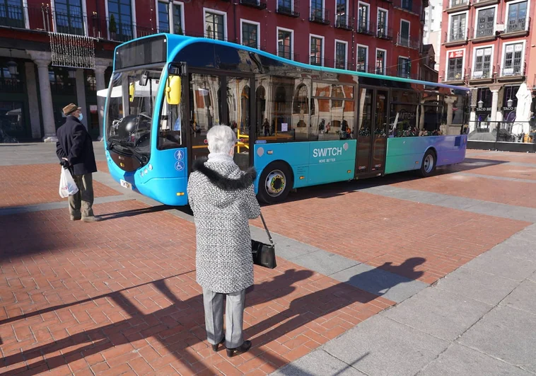 Autobús de Switch Mobility en la Plaza Mayor de Valladolid, en una imagen de archivo