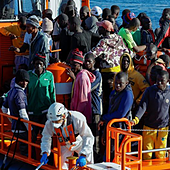 Cientos de migrantes llegan a las islas en un fin de semana de rescates en la Ruta Canaria