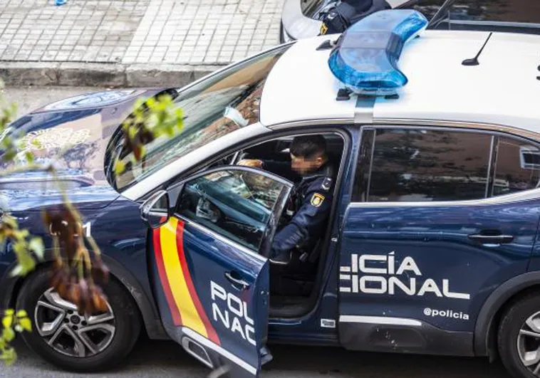 Agentes de la Policía Nacional bajando de un coche