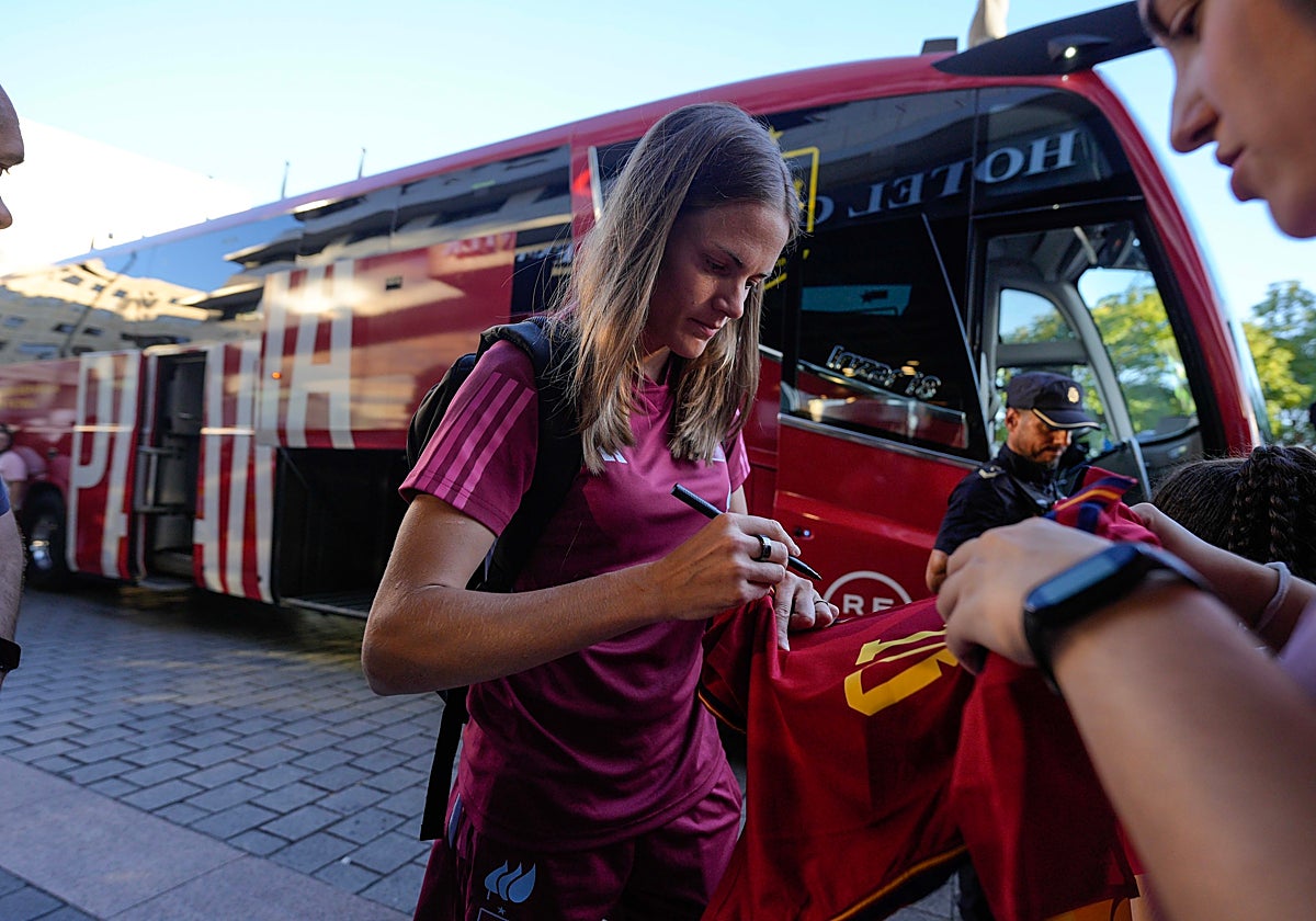 La selección española femenina firma autógrafos a su llegada a Córdoba