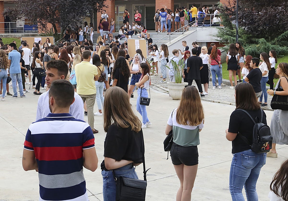 Estudiantes en la puerta de la facultad