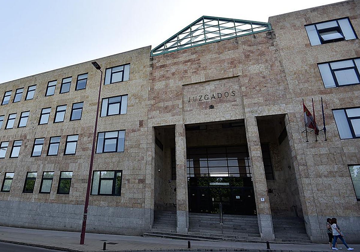 Exterior de los Juzgados de León