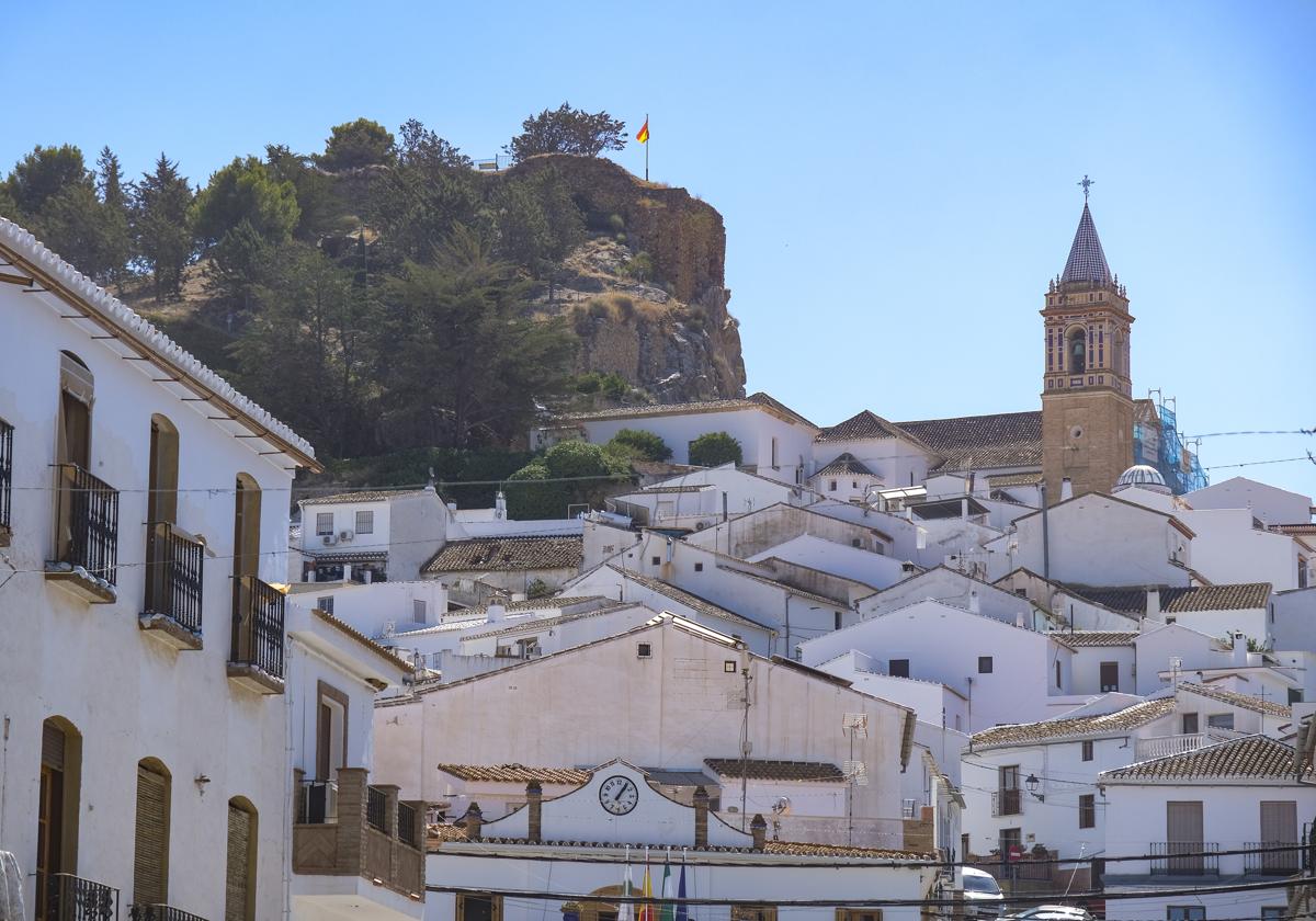 Ardales con la torre de la Iglesia de Los Remedios, donde Francisco fue párroco durante los hechos que se investigan