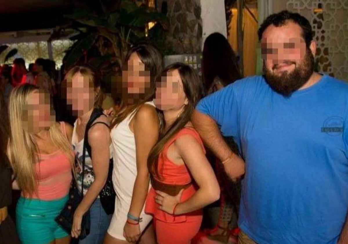 El cura, en una imagen publicada por él, con un grupo de chicas