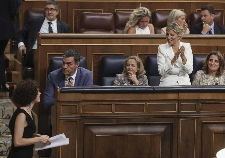 La vicepresidenta del Gobierno en funciones Yolanda Díaz (2d) aplaude la intervención de la diputada de Sumar Aina Vidal (i).