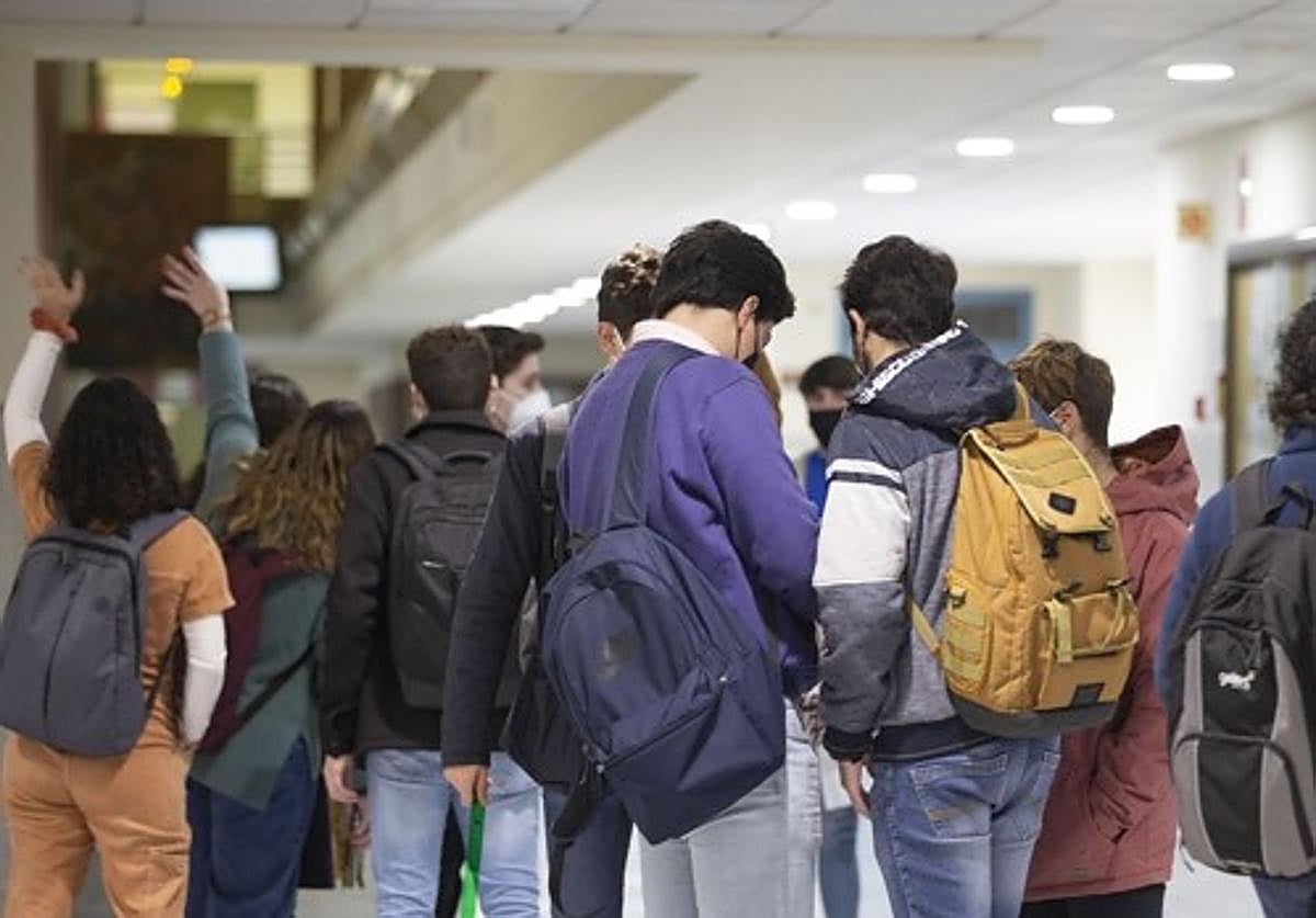 Estudiantes en los pasillos de la facultad