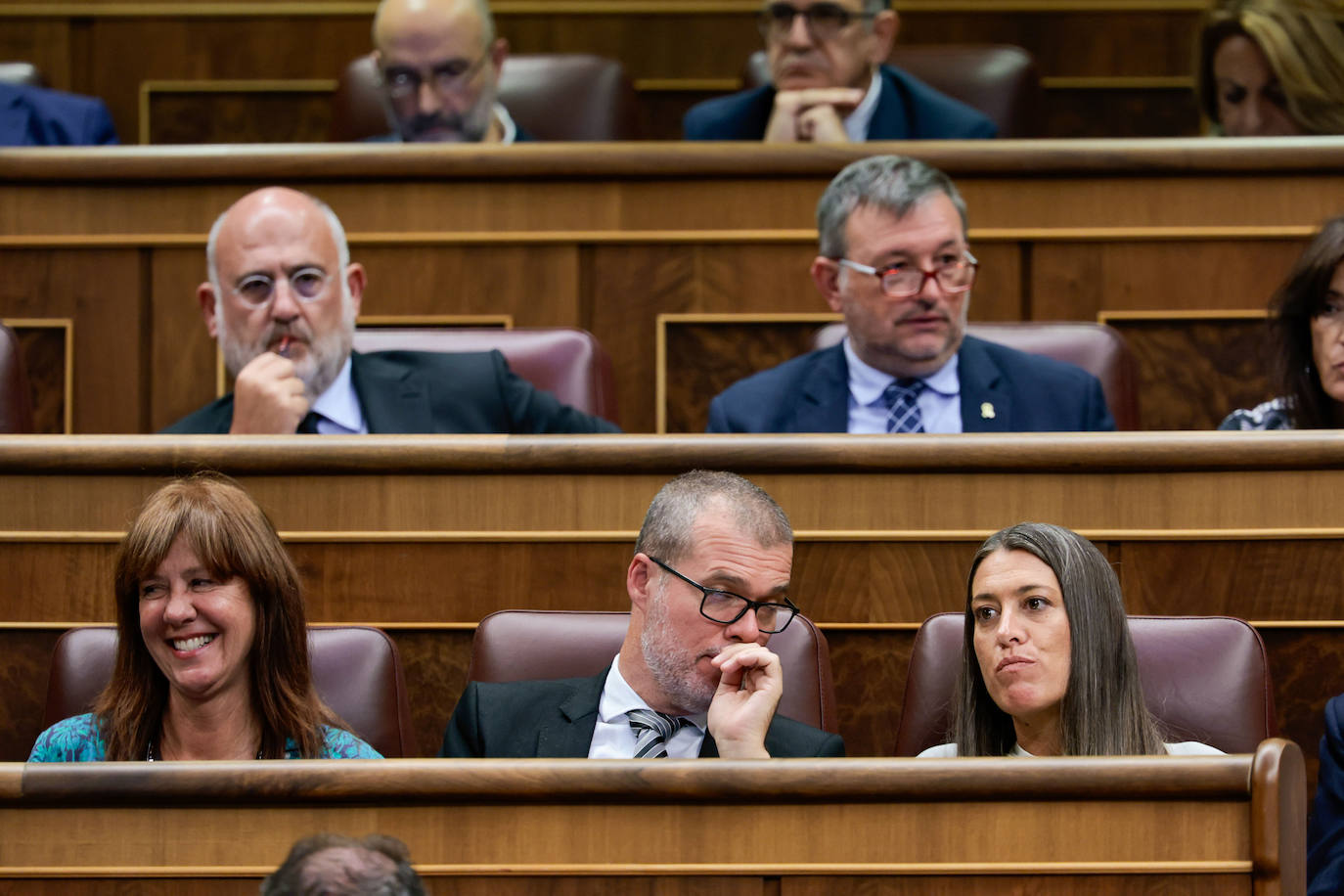 La portavoz de Junts por Catalunya, Míriam Nogueras, captada muy seria mientras escucha los comentarios de Josep María Cruset 