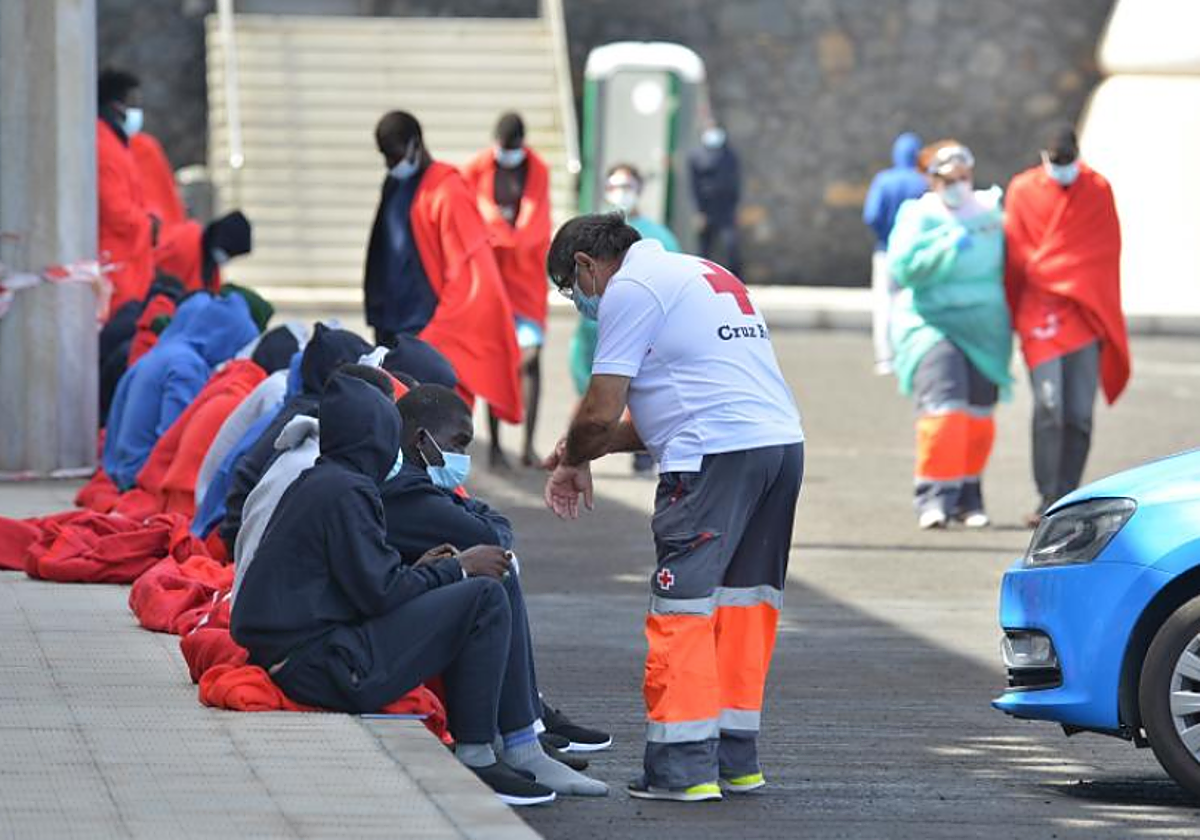 Migrantes rescatados esperan asistencia en el muelle de La Restinga en El Hierro en foto de archivo