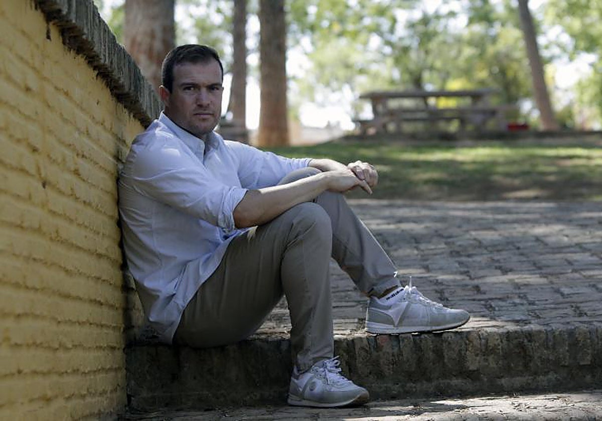 Álvaro García posa en el Parque Los Pinos de Montequinto, en Dos Hermanas, Sevilla