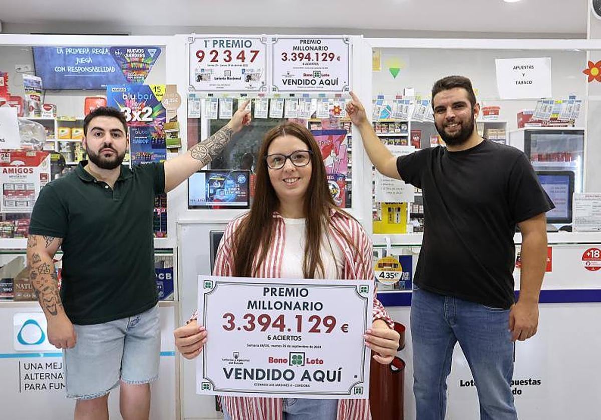 Vanesa López junto con otros dos encargados del estanco que ha repartido 3,4 millones de euros