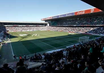 ¿Cuál es el récord de asistencia de público en el estadio El Arcángel de Córdoba?