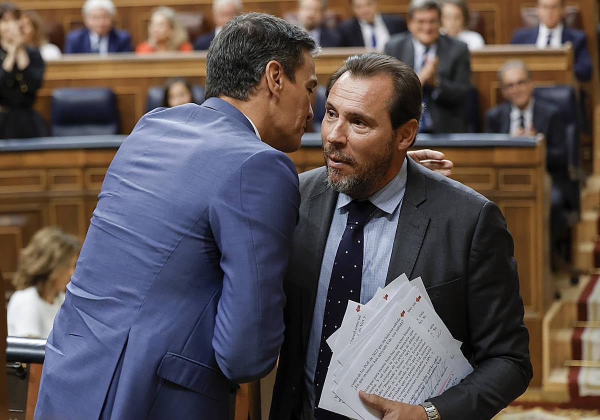 Óscar Puente junto a Pedro Sánchez en el Congreso