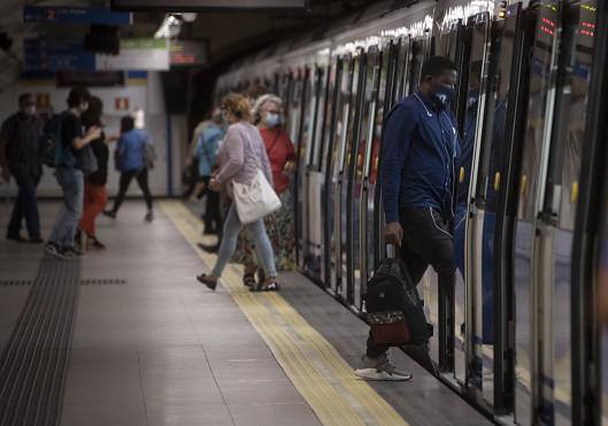 Viajeros en el Metro de Madrid