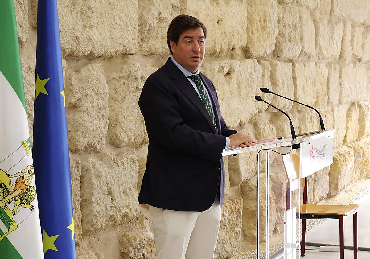 El presidente de Emacsa, Jesús Coca, en la presentación de la ordenanza