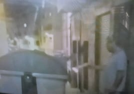 Detenido in fraganti un pirómano mientras tiraba una antorcha encendida a un contenedor en un pueblo de Valencia