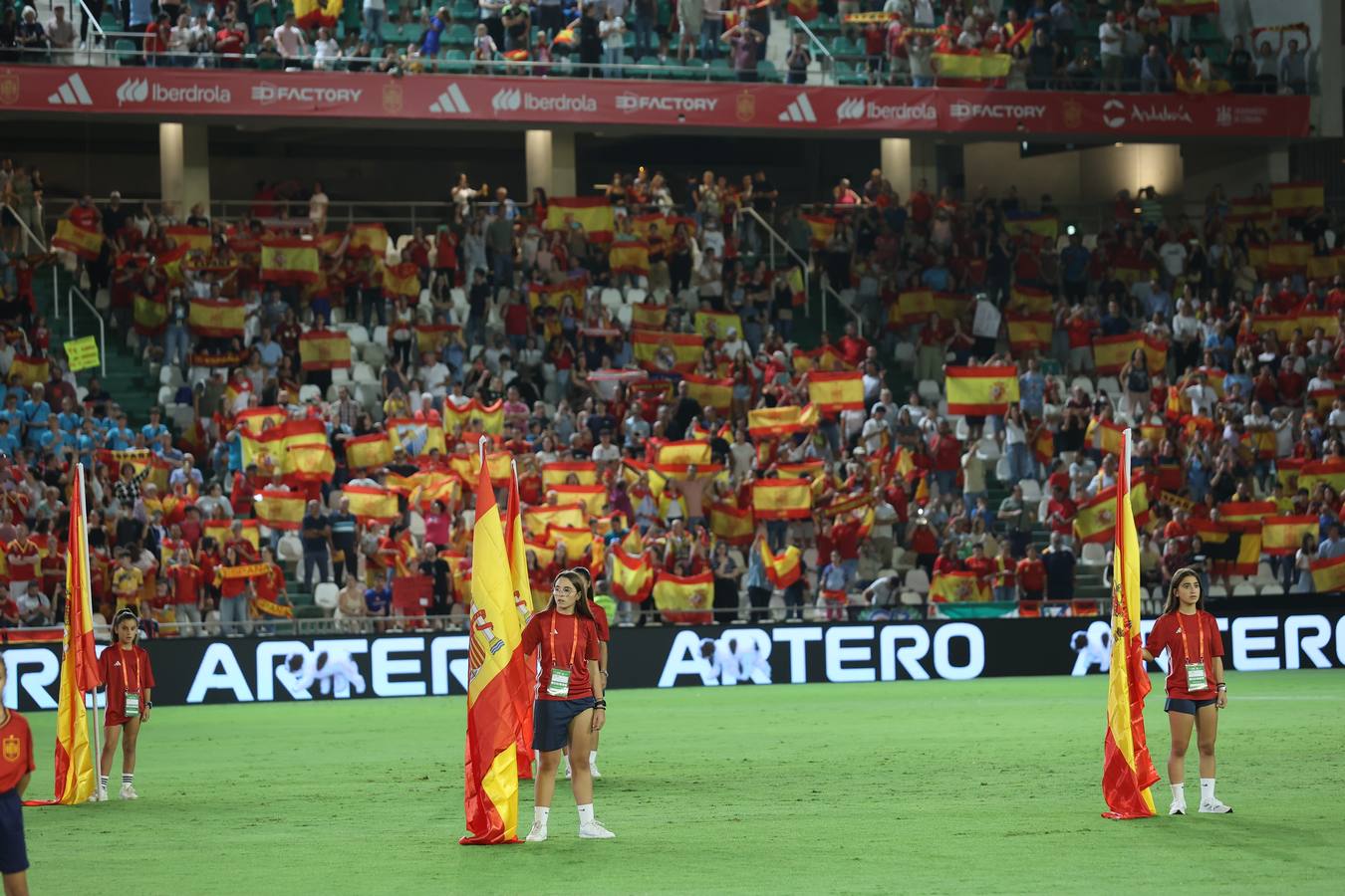 Fotos: La goleada de España a Suiza en El Arcángel