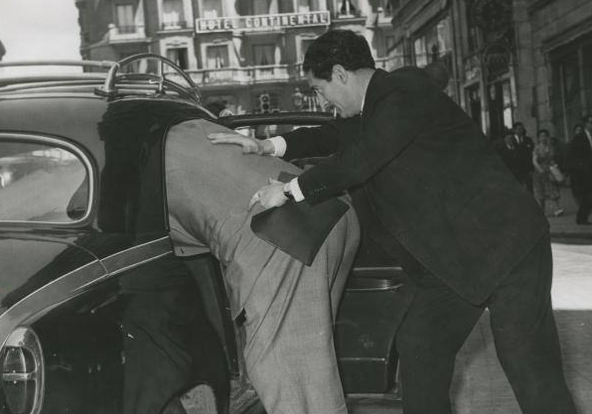 El El periodista de Blanco y Negro Manuel Menéndez Chacón ayuda al boxeador Primo Carnera a meterse en un taxi