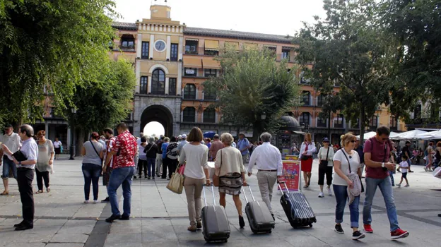 Imagen de archivo de turistas en la plaza Zocodover de Toledo