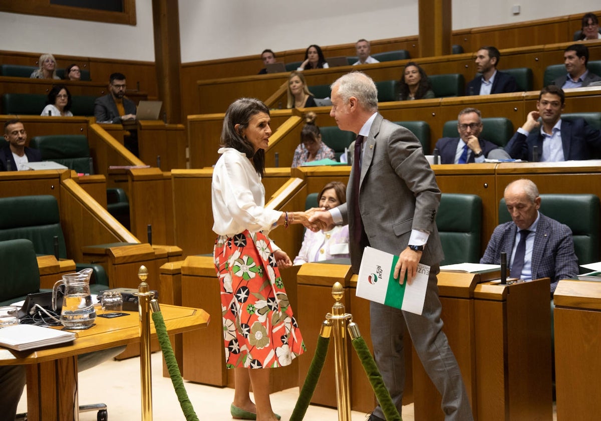 El lehendakari, Iñigo Urkullu, felicita a la consejera de Igualda vasca, Nerea Melgosa, durante el pleno