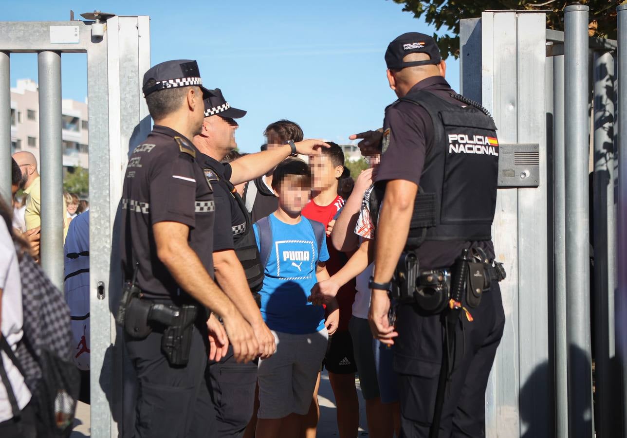 Policías controlan la salida de los alumnos del Instituto de Educación Secundaria (IES) Elena García Armada de Jerez de la Frontera (Cádiz)