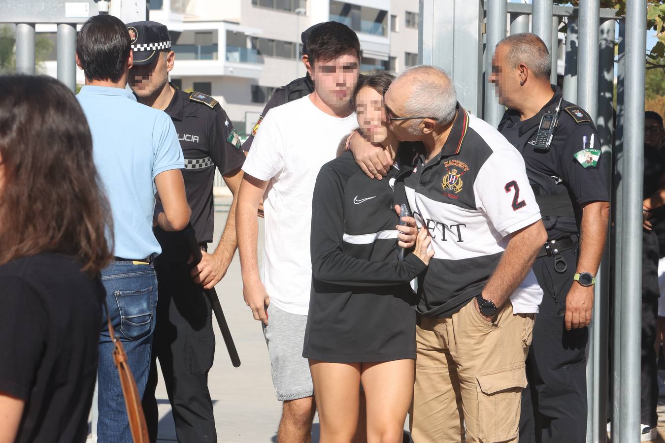 Un hombre besa a una de las estudiantes del Instituto de Educación Secundaria (IES) Elena García Armada de Jerez de la Frontera (Cádiz), a su salida del centro